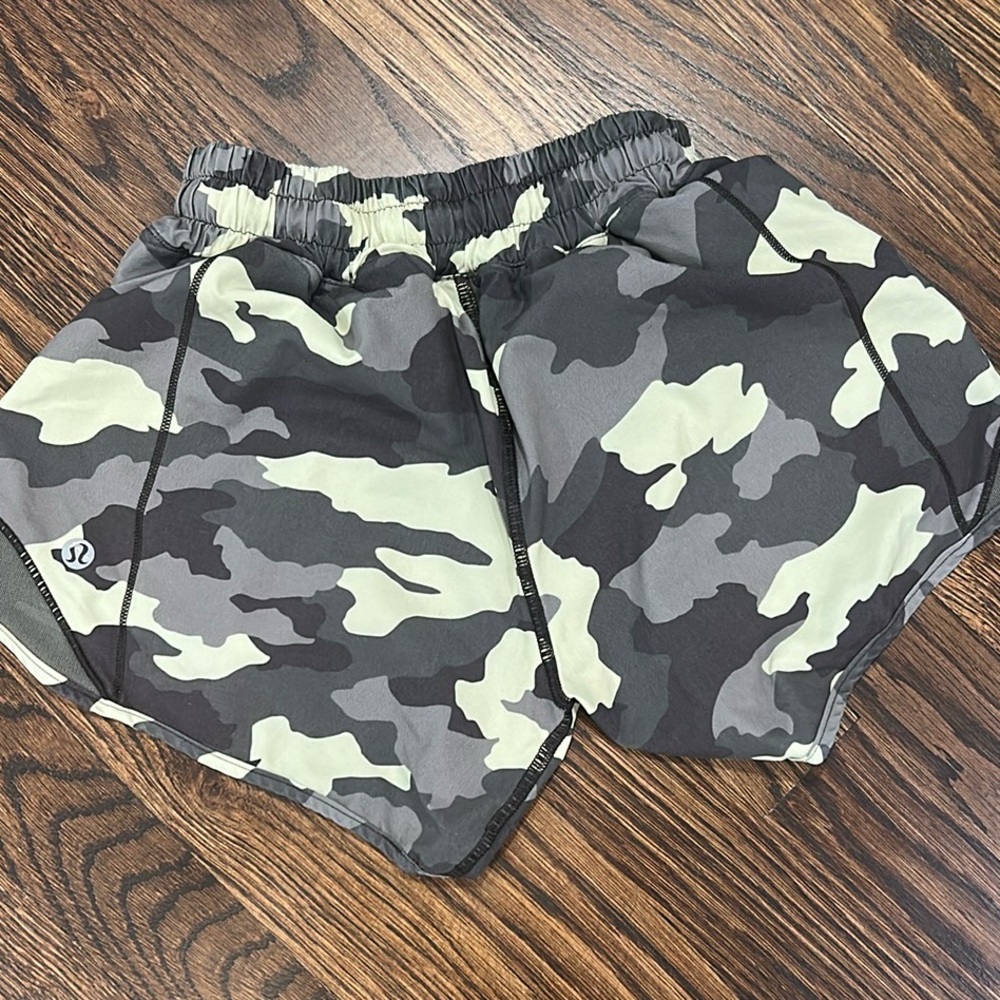 Lululemon Hotty Hot Shorts 4” in Camo size 0